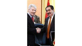 El ministro de Relaciones Exteriores de Irak, Hoshiar Zebari, y el embajador de EEUU en Bagdad, Ryan Crocker, luego de cerrar el acuerdo