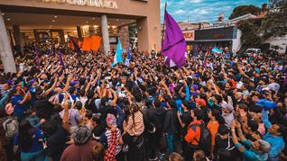 Así recibió la militancia libertaria catamarqueña a Javier Milei en la puerta del hotel. Así recibió la militancia libertaria catamarqueña a Javier Milei en la puerta del hotel.