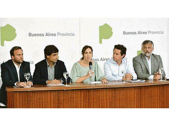 AVANCE. La gobernadora se rodeó de los ministros responsables de la negociación con los docentes y anunció una suba por decreto del 5%.