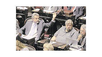 ámbito.com | Agustín Rossi, jefe de los diputados kirchneristas, comandó el fallido operativo para tratar en el recinto el reordenamiento ferroviario, rechazado por la oposición. A su lado, Dante Doveno lució relajado tras el brindis navideño.