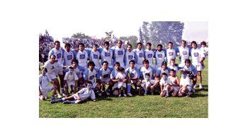 ámbito.com | Posaron para la foto. El plantel de Gimnasia y Tiro de Salta que logró el ascenso a la máxima división del Torneo del Interior.