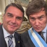 La salida de Flávio Bolsonaro por Misiones abrió interrogantes sobre un presunto operativo para facilitar su viaje a Estados Unidos. Legisladores opositores reclaman informes y explicaciones oficiales. La salida de Flávio Bolsonaro por Misiones abrió interrogantes sobre un presunto operativo para facilitar su viaje a Estados Unidos. Legisladores opositores reclaman informes y explicaciones oficiales.