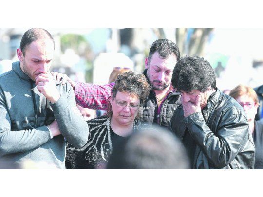 Último adiós. Silvia Pérez y Adrián Benítez, los padres de Anahí, acompañados por familiares, despidieron en el cementerio los restos de la joven.