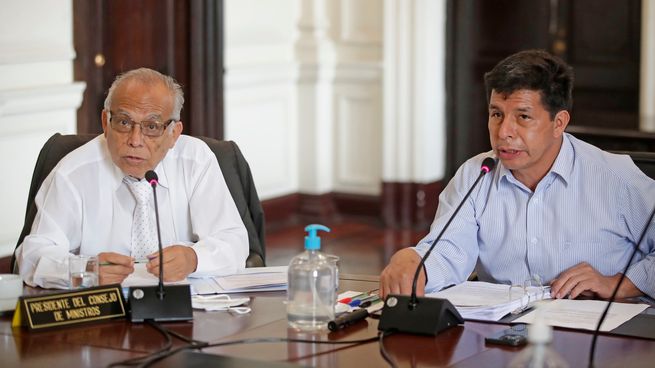 El presidente de Perú, Pedro Castillo, y el primer ministro Aníbal Torres.