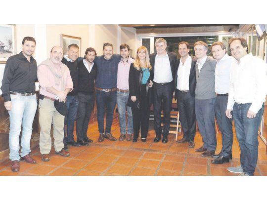 Cena. Menéndez (Merlo), Sujarchuk (Escobar), Magario (La Matanza), Festa (Moreno), Maggiotti (Navarro), Echaren (Castelli) y Curuchet (Marcos Paz) cenaron el lunes con Marcos Peña y Federico Salvai.