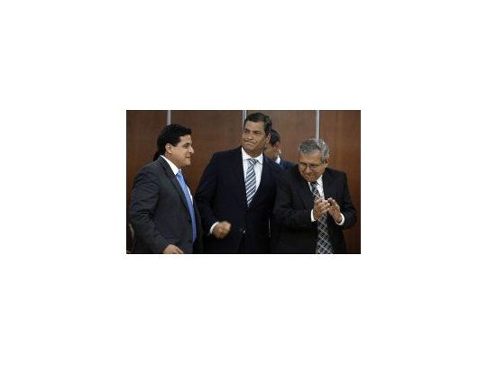 El presidente de Ecuador Rafael Correa (c), reacciona junto a sus abogados Alembert Vera (i), y Gutemberg Vera (d), luego de escuchar el veredicto a su favor, durante la audiencia de casación en el caso del diario El Universo, en la Corte Nacional de Justicia. La Corte Nacional de Justicia de Ecuador, máximo tribunal del país, ratificó el jueves una sentencia condenatoria contra un periodista y tres directivos del diario El Universo, por injurias contra el presidente Correa.