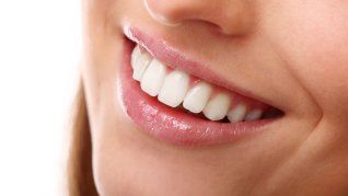 El truco casero que te ayuda facilmente a eliminar el sarro y blanquear los dientes 