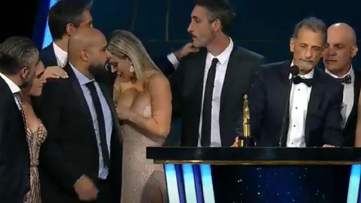Martín Fierro: Jésica Cirio’s mishap with her cleavage in full ceremony