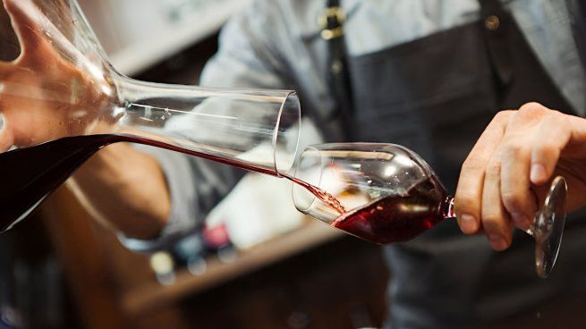 Los sommeliers conectan historia, terroir y sensaciones en cada servicio.