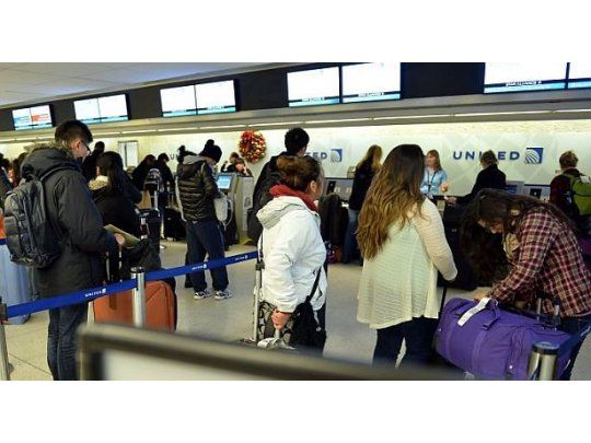 Celulares y laptops en vuelos sólo podrán ir en equipajes de mano