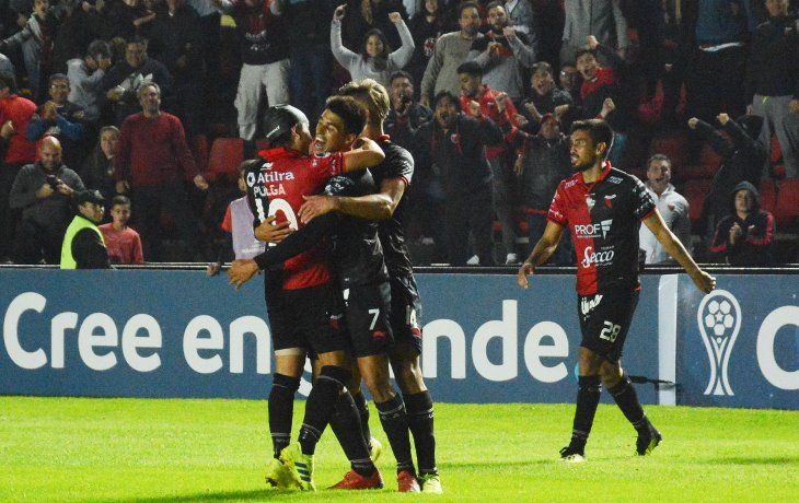 Colón ganó en Santa Fe y clasificó a los octavos de final.