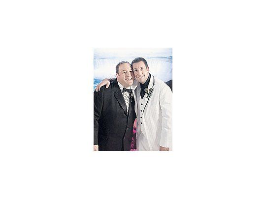 Kevin James y Adam Sandler, dos bomberos heterosexuales,deben fingirse pareja gay en «Yo los declaro marido yLarry».