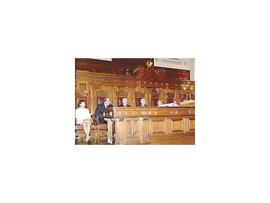 Los jueces de la Corte Suprema de Justicia dieron ayer el fallo que más expresa la nueva mayoría nacida bajo el actual gobierno. Dio vuelta la opinión del alto tribunal sobre las polémicas leyes de Obediencia Debida y de Punto Final.