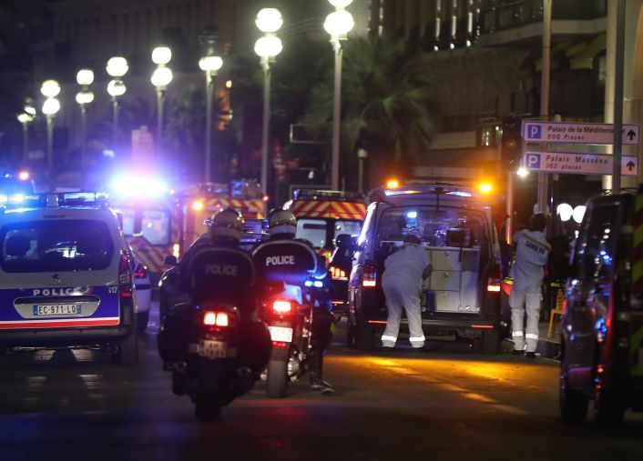 Las fuerzas de seguridad francesas blindaron la zona para asistir a las víctimas.