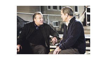 Mel Gibson, el policía convertido en padre vengador y el notable Ray Winstone en «Al filo de la oscuridad», buen  thriller sólo afectado por algunos diálogos excesivos.