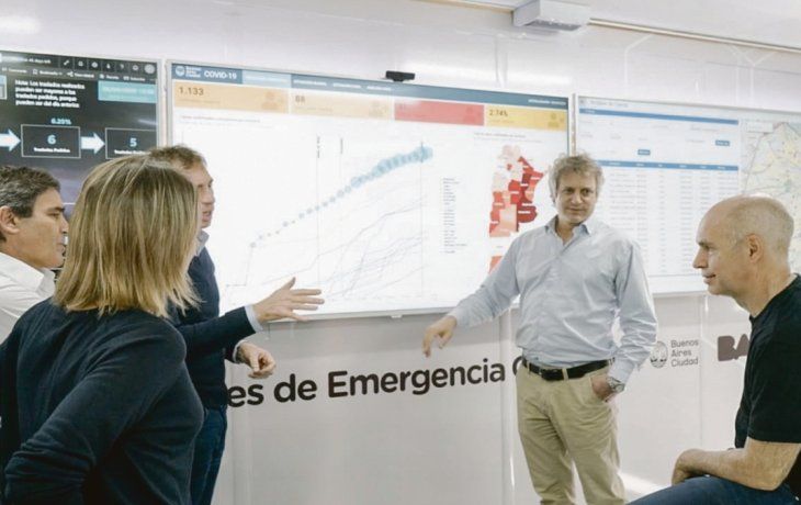 CONTROL. Horacio R. Larreta, Diego Santilli y Felipe Miguel, ayer en el Centro de Operaciones de Emergencia que funciona en el Ministerio de Salud que conduce Fern&aacute;n Quir&oacute;s.