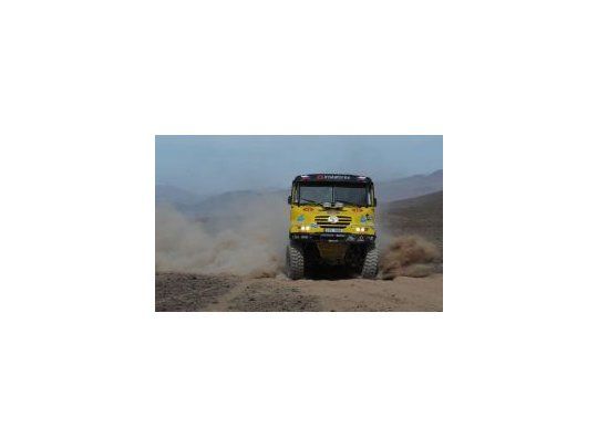 Abandono. El Tatra de Loprais se quedó y dejó el camino allanado al Iveco de De Rooy.