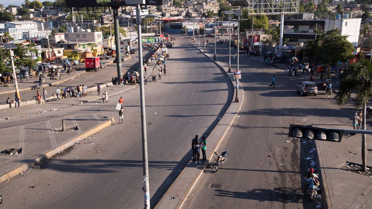gangs take fuel supply hostage to force government down