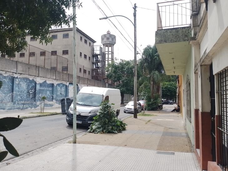 Frente lateral del penal sobre Desaguadero, con edificaciones residenciales enfrentadas que podrían verse directamente beneficiadas por la reconversión del predio Frente lateral del penal sobre Desaguadero, con edificaciones residenciales enfrentadas que podrían verse directamente beneficiadas por la reconversión del predio