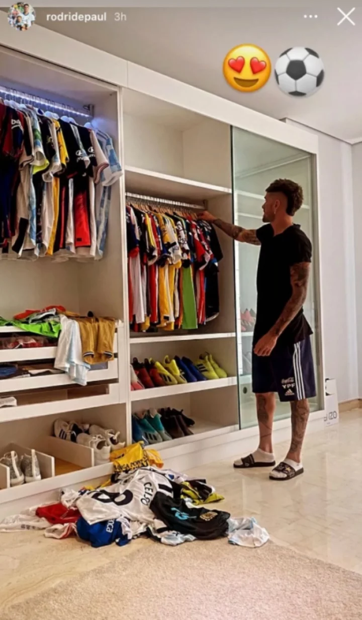 La colección de camisetas de Rodrigo De Paul. La colección de camisetas de Rodrigo De Paul.