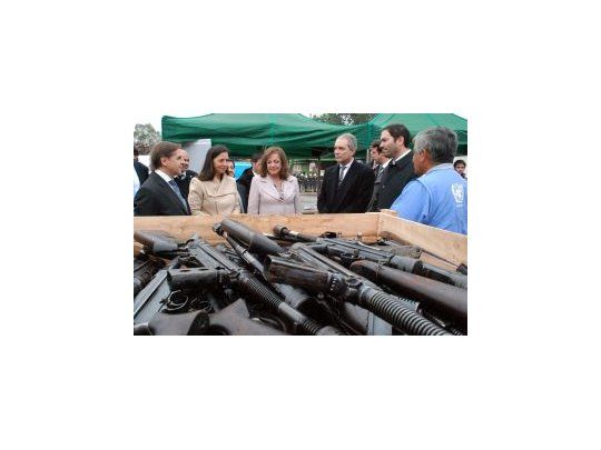 Los ministros de Seguridad, Nilda Garré, y de Justicia, Julio Alak, encabezaron, en la planta de SCRAP Service en la localidad bonaerense de Campana, la fundición de armas en el marco de la política de desarme civil como objetivo para prevenir la violencia.
