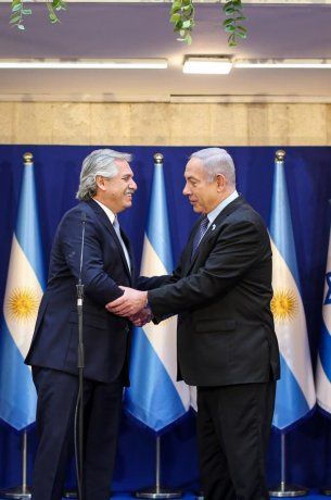 El presidente Alberto Fernández y elprimer ministro de Israel, Benjamin Netanyahu junto a sus parejas. 