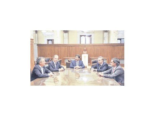 Los entrerrianos  Sergio Urribarri y Gustavo Bordet; el titular de la AGN, Ricardo Echegaray; el senador Miguel Ángel Pichetto y el secretario ejecutivo de la Auditoría, Guillermo Michel.