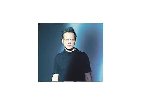 El músico alemán Alva Noto viene al país junto a Ryuichi Sakamoto, como parte de su gira conjunta «S Tour», para presentar su disco «Summvs».