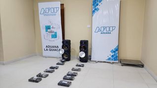 Los paquetes estaban dentro de los parlantes.