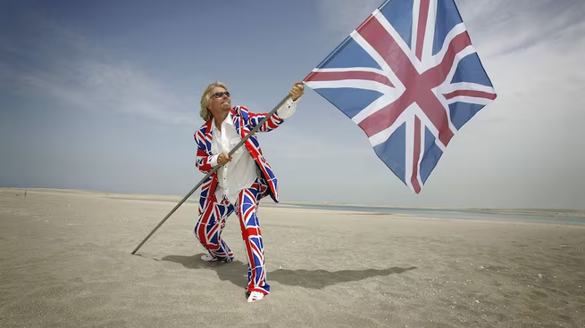 Con el pantalón, el saco y la bandera inglés, muestra del gran amor por su país.
