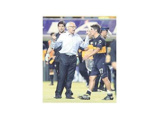 Carlos Bianchi arenga a sus jugadores. El entrenador ya piensa en el partido del jueves ante Nacional de Montevideo.