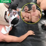 Penta le propinó tremendo impacto a Cuauhtémoc Blanco en el pecho con el cual, el ex jugador del América se fue a la lona. Fue durante la visita que el político realizó junto a otros examericanistas Germán Villa e Isaac Terrazas, durante el programa Posscass de Compass Penta le propinó tremendo impacto a Cuauhtémoc Blanco en el pecho con el cual, el ex jugador del América se fue a la lona. Fue durante la visita que el político realizó junto a otros examericanistas Germán Villa e Isaac Terrazas, durante el programa Posscass de Compass