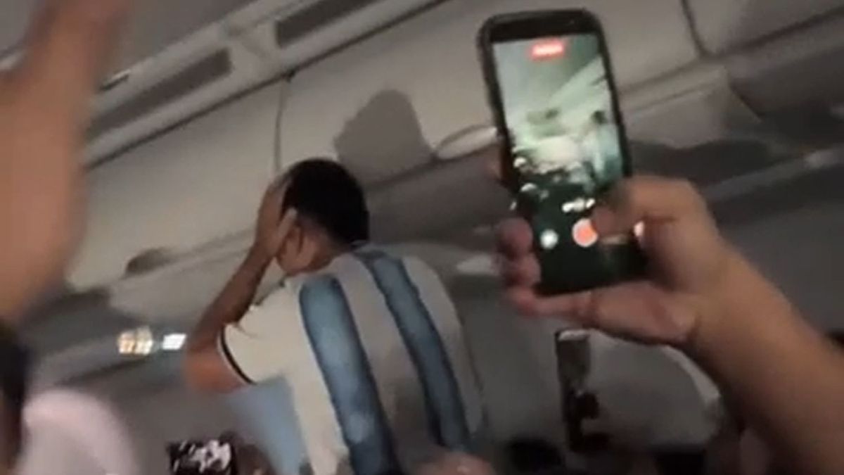 La polémica broma de un piloto español a pasajeros argentinos: les hizo creer que la Selección había ganado el Mundial