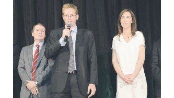 El presidente del BaPro, cuando habló ayer en la asunción de nuevos directores, acompañado por la gobernadora María Eugenia Vidal. Atrás, Carlos Pérez, uno de los funcionarios designados.