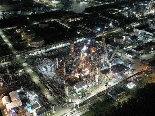 La refinería de YPF en La Plata posee la capacidad de procesar todas las variedades de crudo que se producen en el país, para obtener una amplia gama de productos.