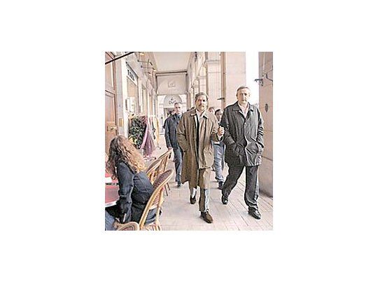 El presidente Néstor Kirchner y el gobernador Felipe Solá, por las calles de París en el primer día de la gira.