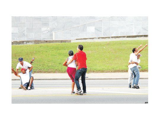 En medio de la multitudinaria misa en la Plaza de la Revolución, en La Habana, policías vestidos de civil arrestaron a tres disidentes que gritaron consignas contra el régimen de los  hermanos Castro.