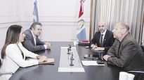 encuentro. El actual ministro de Seguridad, Brilloni, y su par de Gestión Pública, Corach, recibieron a los representantes de Pullaro.