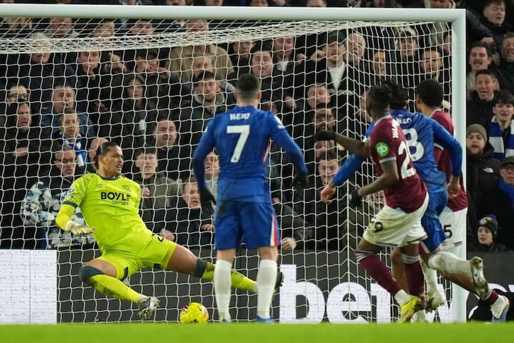 Cuando el empate parecía definitivo, Enzo Fernández se vistió de número nueve. En el segundo minuto de los cinco adicionados, leyó la jugada, atacó el espacio y definió con precisión para desatar la locura en Londres. Foto: AP.