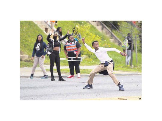 Grupos de jóvenes se enfrentaron ayer con agentes de seguridad en la ciudad de Baltimore tras el funeral de Freddie Gray, una nueva víctima de la brutalidad y el racismo policial en Estados Unidos.