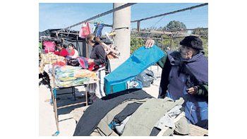 ámbito.com | Puestos de artículos textiles en La Salada, un mercado negro donde, según la UE, se comercializan unos u$s 9 millones por semana.