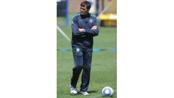 Piensa. Julio Falcioni tiene a casi todos los jugadores disponibles y deberá elegir once.