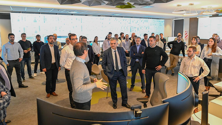 Según dijo Horacio Marín, el RTIC de La Plata constituye un hito para el sector Downstream de YPF ya que permitirá lograr mayores niveles de eficiencia en la producción y llevar las operaciones a un nivel superior. Según dijo Horacio Marín, el RTIC de La Plata constituye un hito para el sector Downstream de YPF ya que permitirá lograr mayores niveles de eficiencia en la producción y llevar las operaciones a un nivel superior.