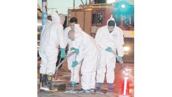 Bomberos trabajaron arduamente para contrarrestar los efectos del derrame de ácido clorhídrico que produjo una fisura en un camión cisterna que circulaba por Martínez.