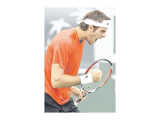 Robredo es asistido por el trainer por una molestia en el aductor izquierdo en pleno partido ante Querrey. Al lado, Del Potro festeja una victoria ante Kohlschreiber. El español y el tandilense se verán las caras en cuartos de final.