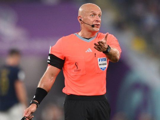 El polaco inició su carrera en 2009 y es uno de los árbitros más valorados de Europa.
