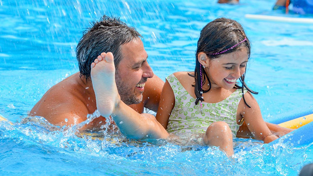 The simple trick to clean the tarp that covers the pool after the rain
