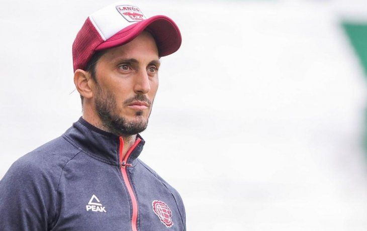 Fluminense informó que el entrenador será operado este sábado y su regreso a las prácticas dependerá de la evolución médica posterior.