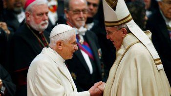 Benedicto XVI y Francisco.