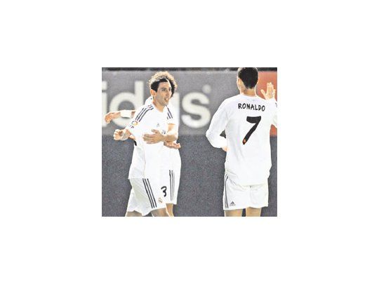 De María y Ronaldo, dos de los ídolos del Real Madrid. La Fundación del club y la CAF buscan promocionar el deporte.